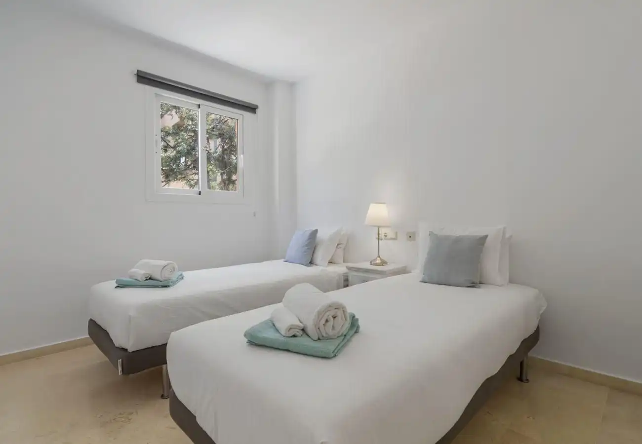 Habitación de Apartamento de alquiler en Marbella con Aire acondicionado, Jardín privado y Amueblado