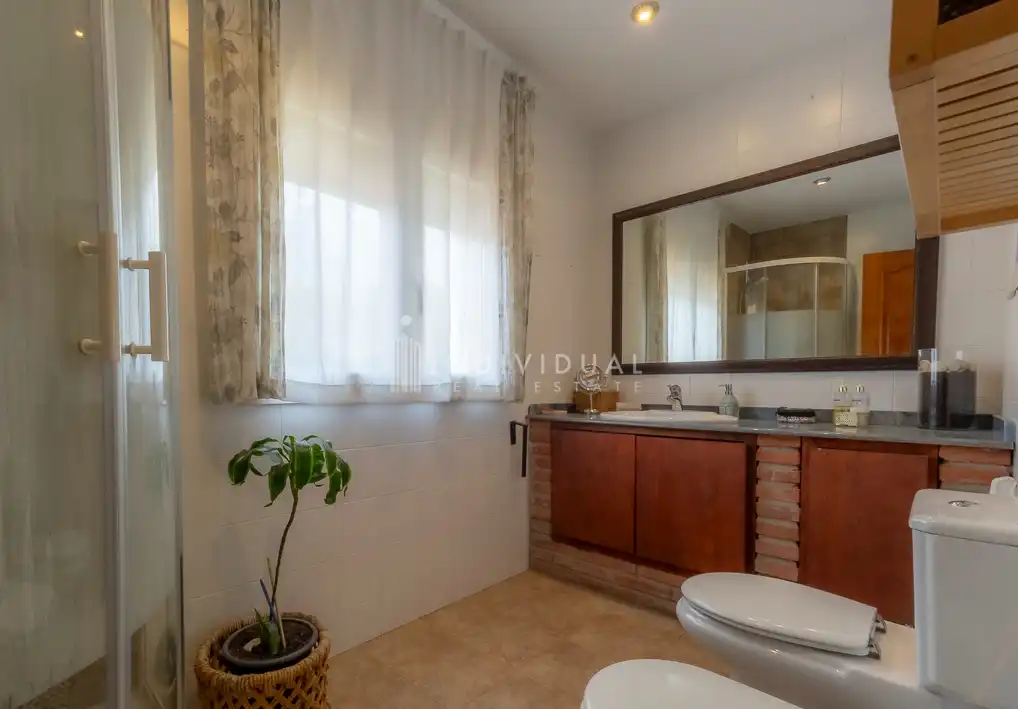 Bany de Casa o xalet en venda en Santa Eulàlia de Ronçana amb Aire condicionat, Calefacció i Jardí privat