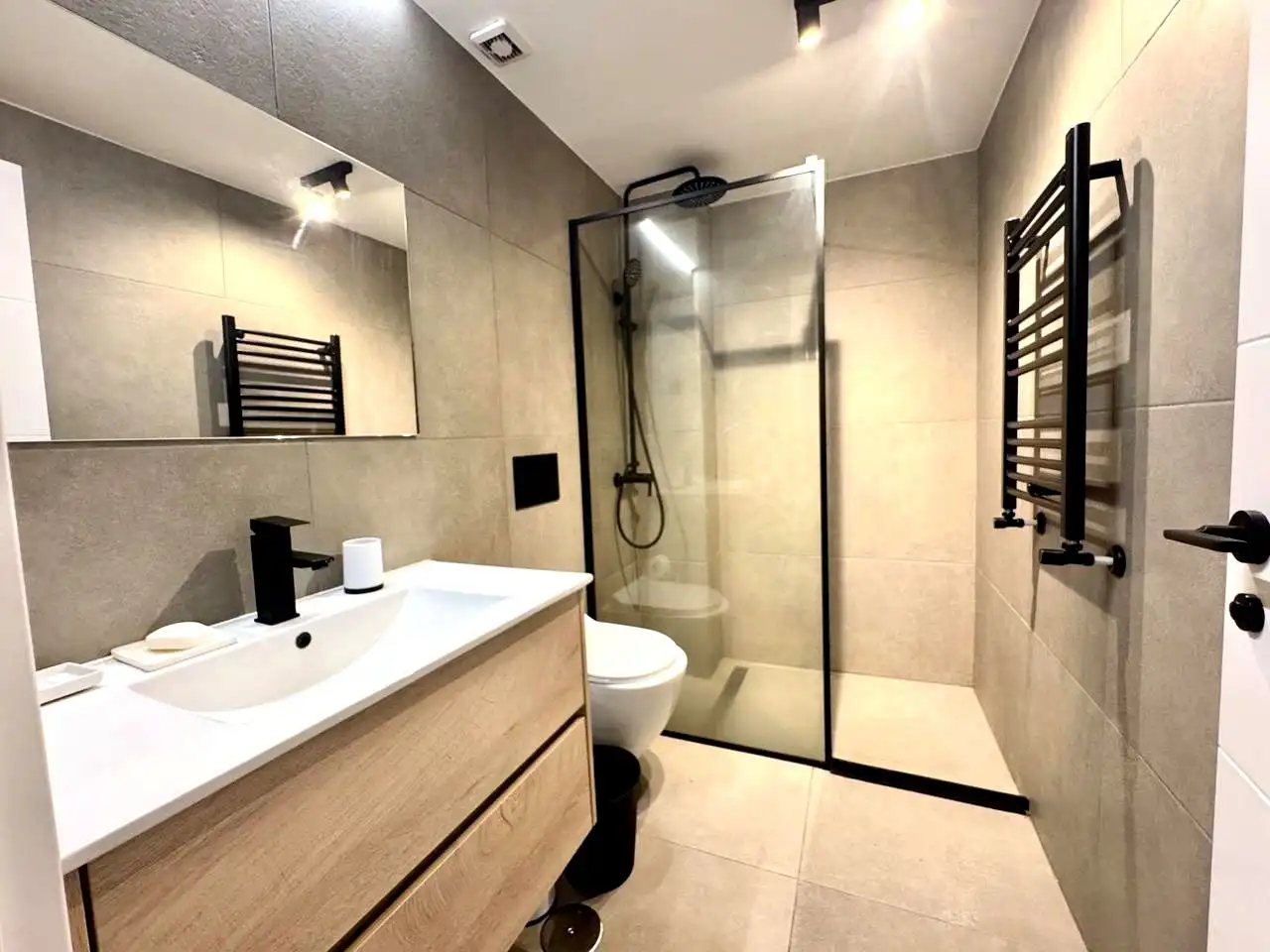 Bany de Apartament de lloguer en Madrid amb Aire condicionat, Calefacció i Moblat
