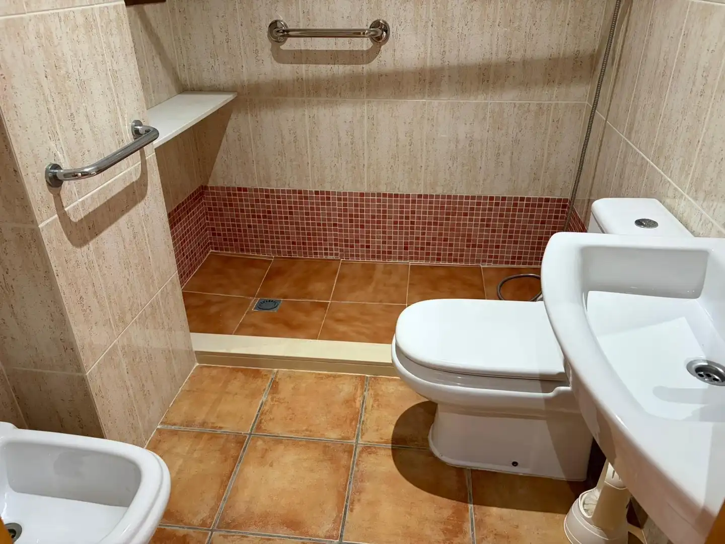 Bathroom of Ground floor for rent in Oliva  with Air Conditioner, Terrace and Furnished