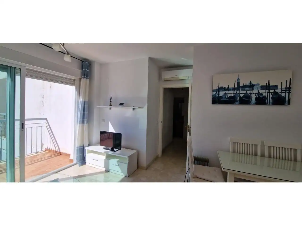 Sala d'estar de Apartament en venda en Benalmádena amb Aire condicionat, Jardí privat i Terrassa