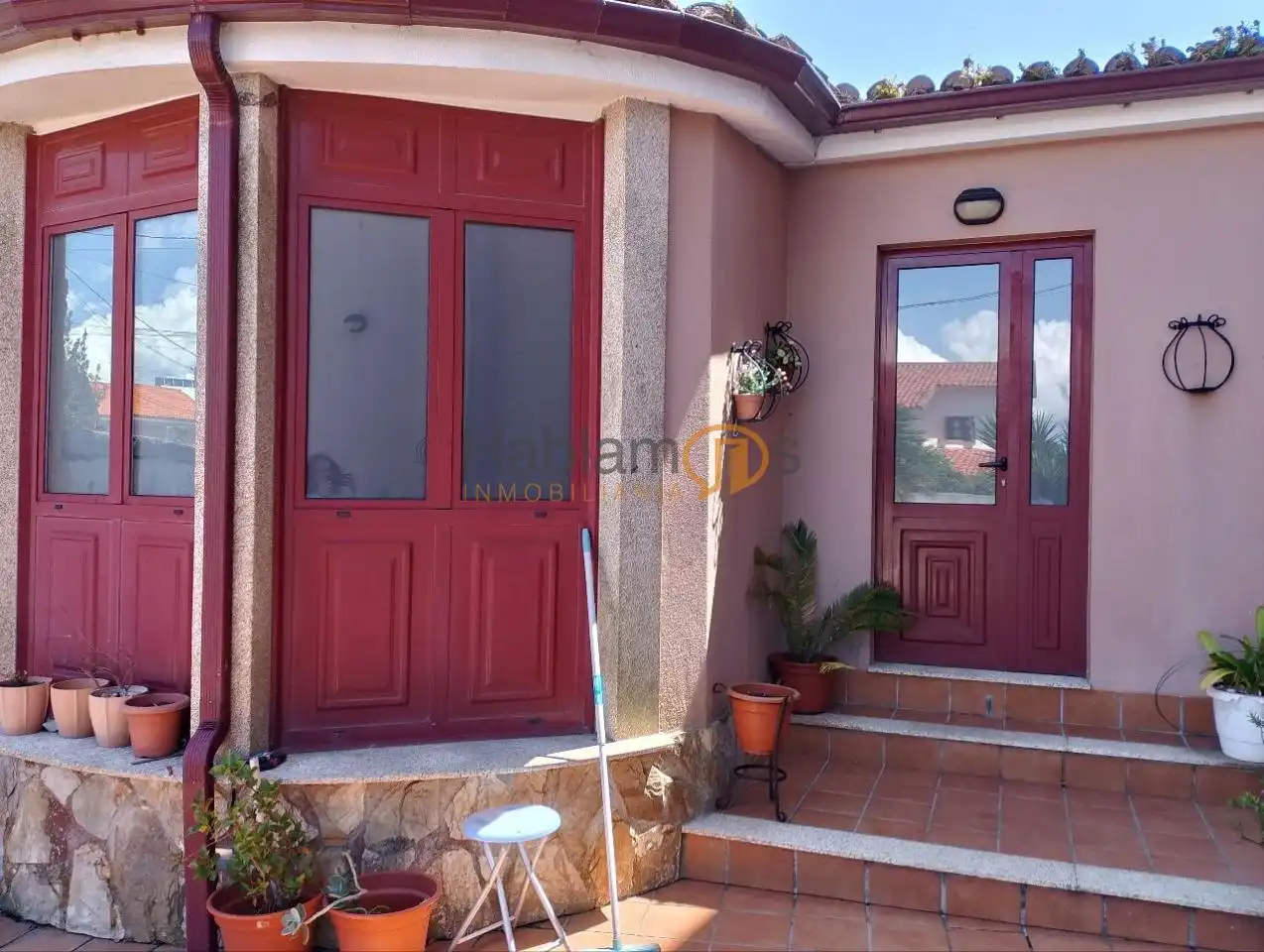 Vista exterior de Casa o xalet en venda en Vilagarcía de Arousa amb Calefacció, Jardí privat i Terrassa
