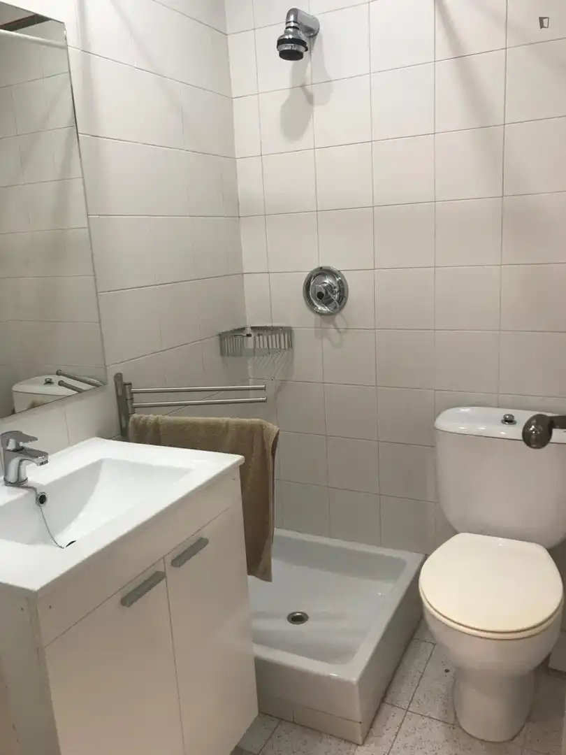 Badezimmer von Wohnungen zur untervermieten in Barcelona mit Klimaanlage, Heizung und Möbliert