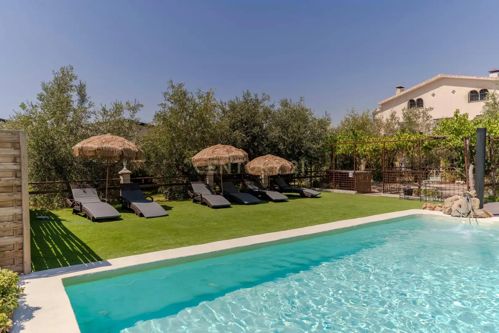 Piscina de Edificio en venta en Gójar