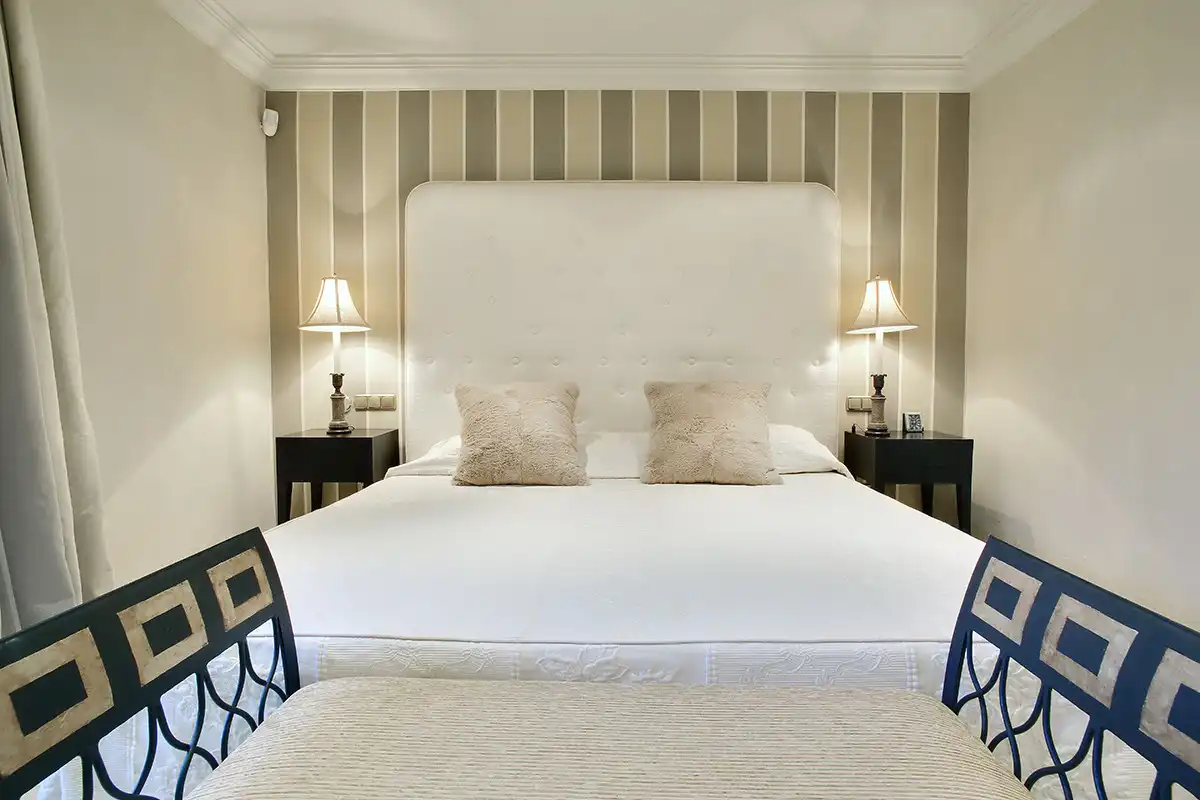 Schlafzimmer von Erdgeschoss zur Miete in Marbella mit Klimaanlage, Terrasse und Schwimmbad