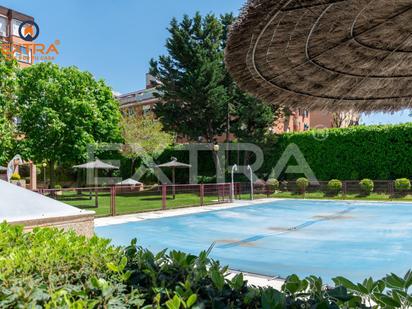 Piscina de Pis en venda en  Madrid Capital amb Aire condicionat, Calefacció i Jardí privat