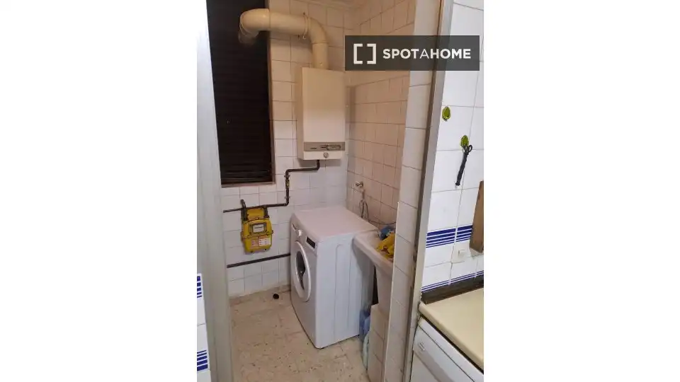 Dormitori de Apartament per a compartir en Sevilla amb Aire condicionat, Terrassa i Moblat