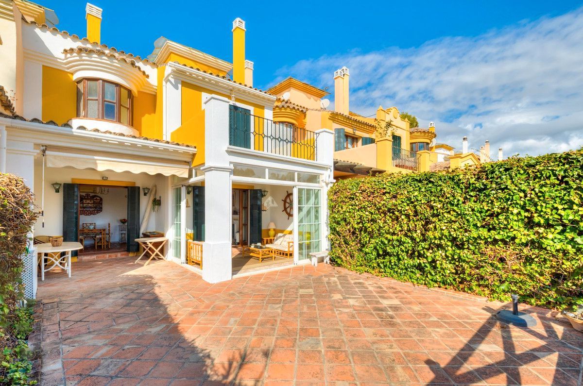 Exterior view of House or chalet for sale in Marbella  with Terrace and Community pool