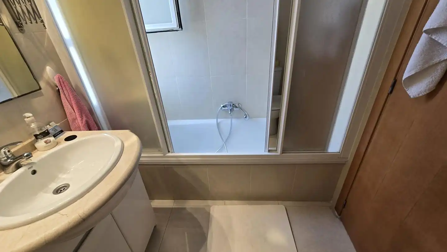 Baño de Apartamento de alquiler en Gandia con Terraza, Amueblado y Piscina comunitaria