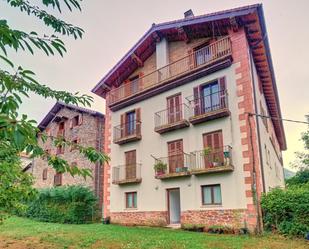 Außenansicht von Wohnung zum verkauf in Esteribar mit Heizung, Privatgarten und Parkett