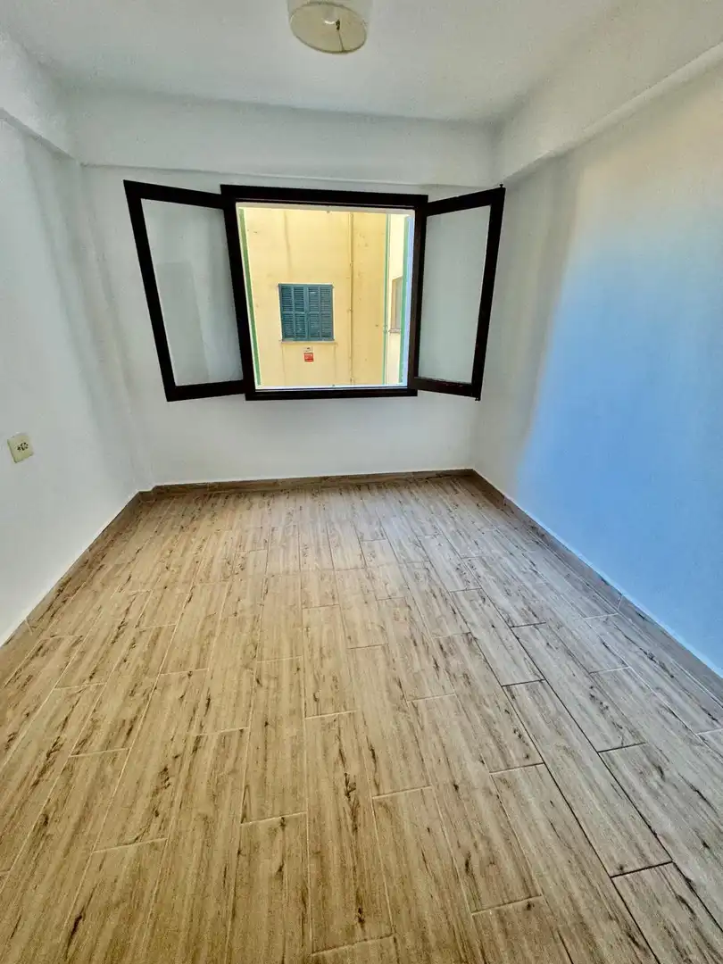 Schlafzimmer von Wohnung zum Verkauf in  Palma de Mallorca mit Klimaanlage, Fernseher und Balkon