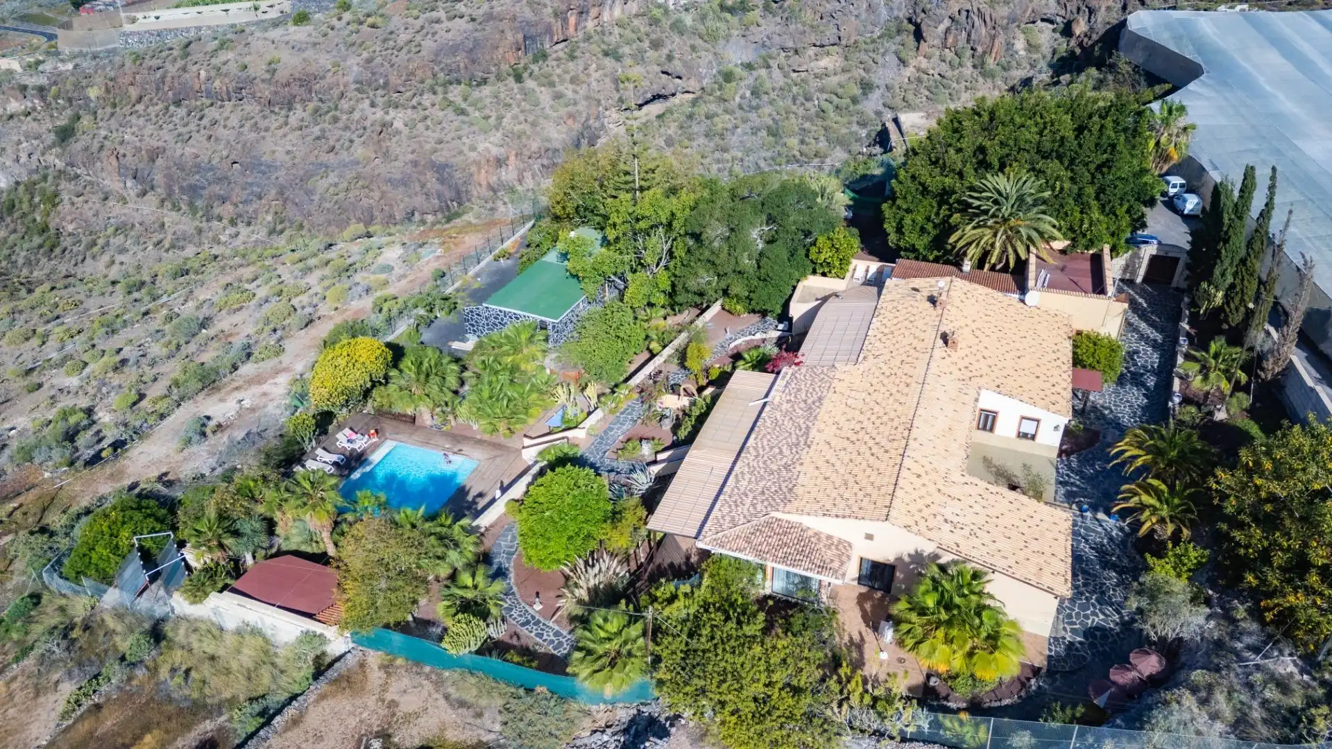 Vista exterior de Casa o xalet en venda en Guía de Isora amb Aire condicionat, Jardí privat i Terrassa