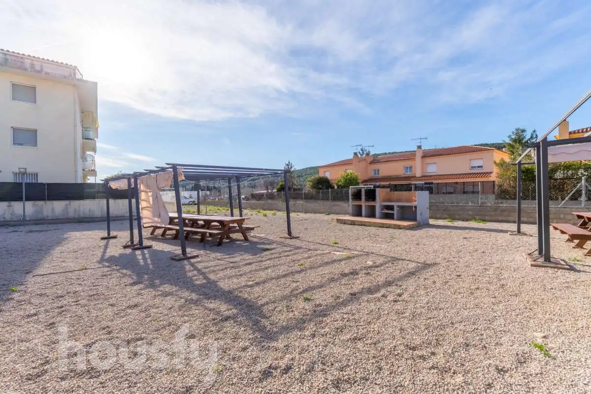 Außenansicht von Wohnung zum Verkauf in Sant Martí Sarroca mit Privatgarten, Abstellraum und Gemeinschaftspool