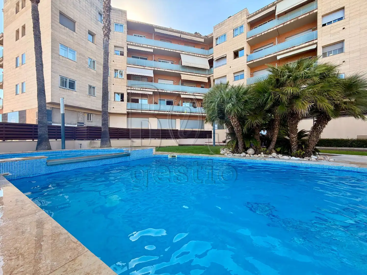 Piscina de Pis en venda en Valls amb Aire condicionat, Calefacció i Terrassa