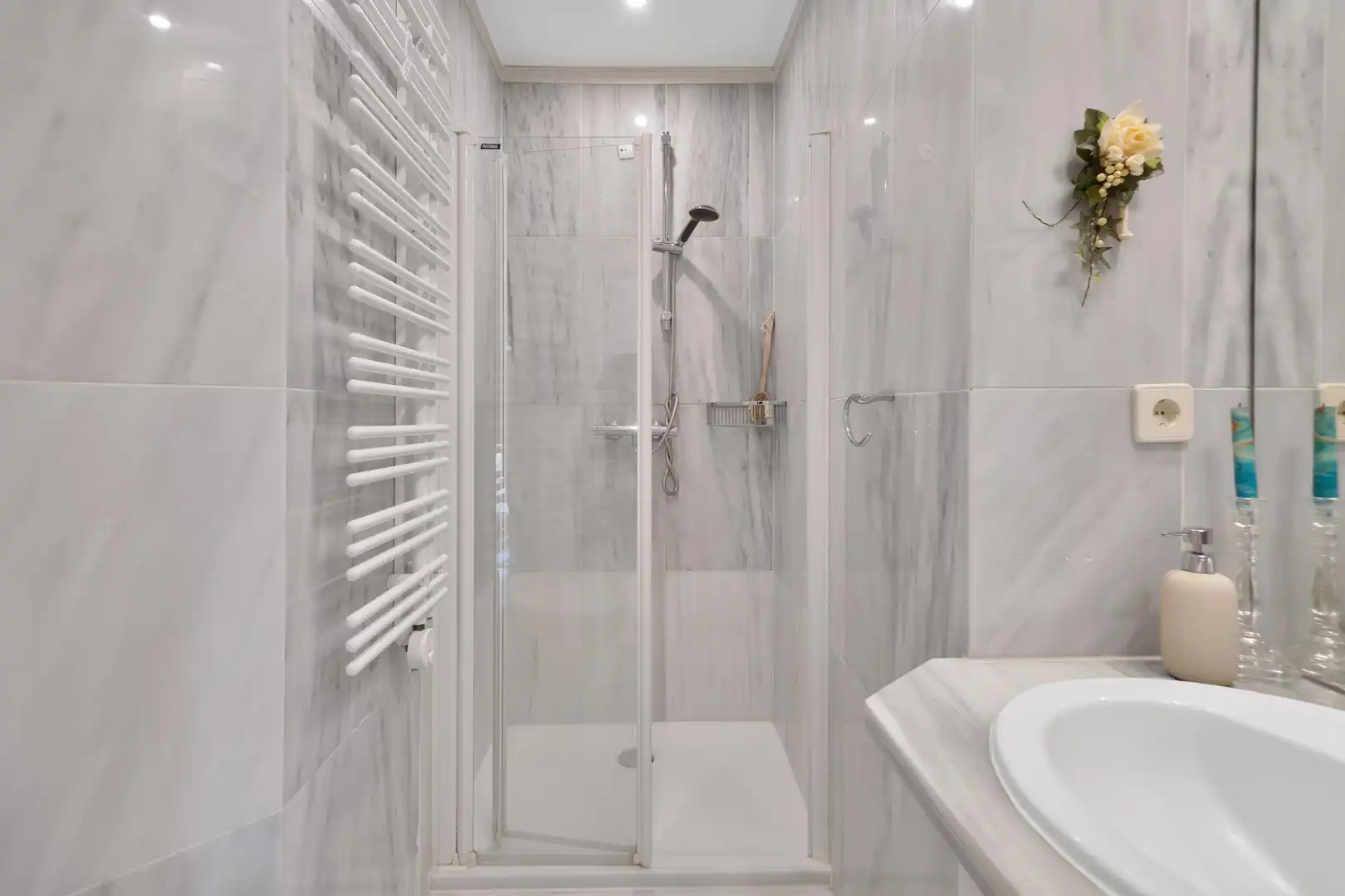 Baño de Ático de alquiler en Marbella con Aire acondicionado, Calefacción y Jardín privado