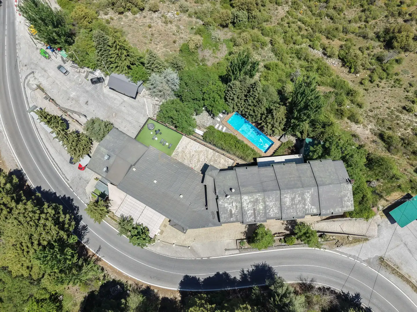Außenansicht von Gebäude zum Verkauf in Sierra Nevada mit Gemeinschaftspool