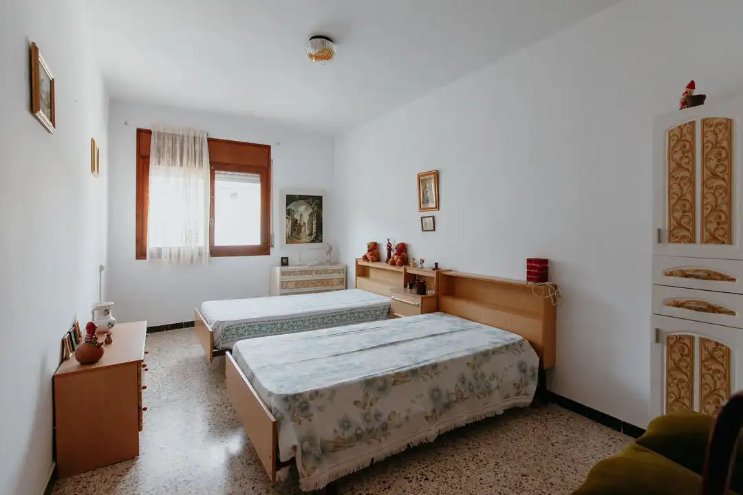 Dormitori de Casa o xalet en venda en Almuniente amb Calefacció, Terrassa i Moblat