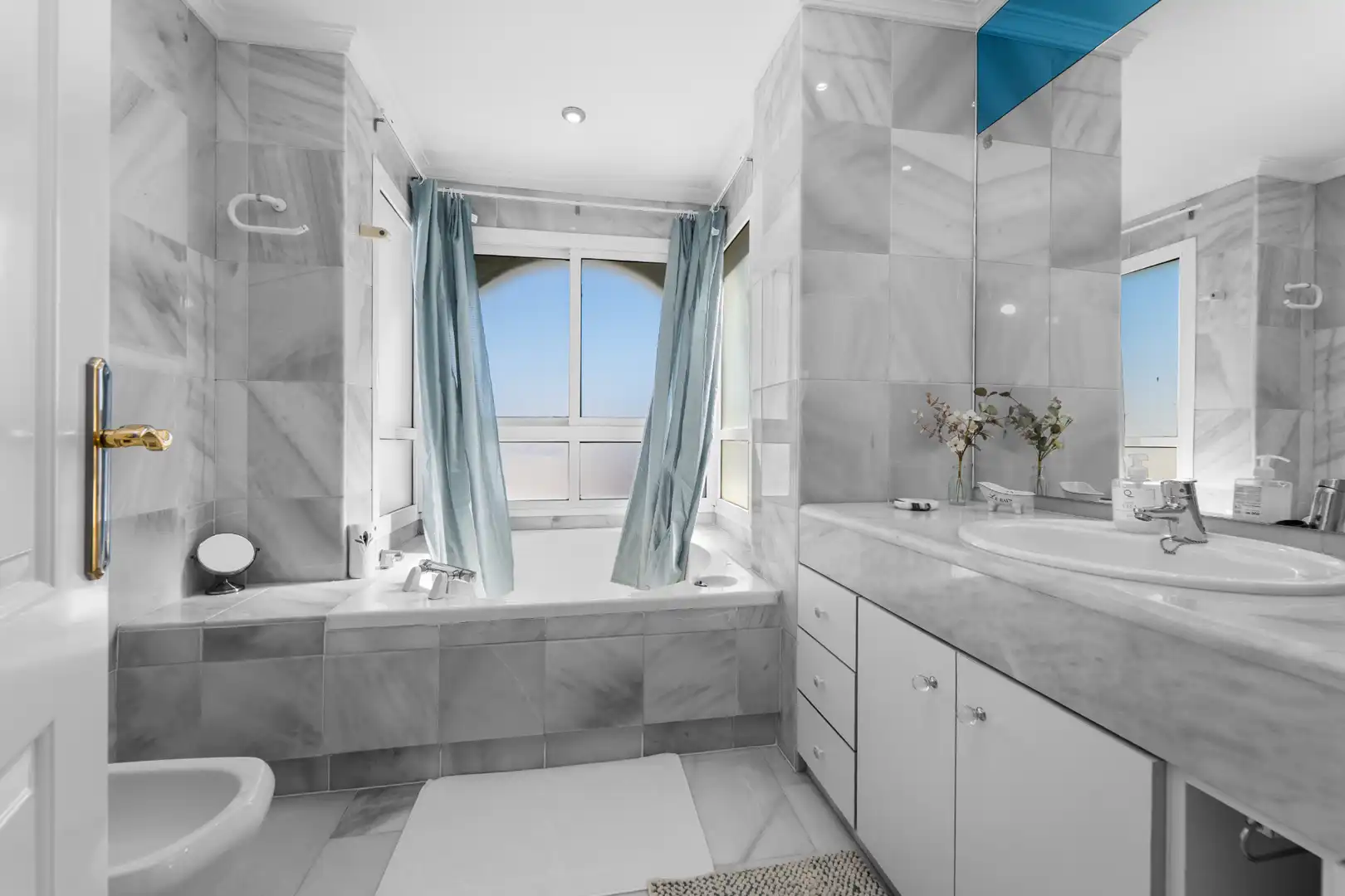Bathroom of Flat for sale in Mijas  with Air Conditioner, Terrace and Storage room