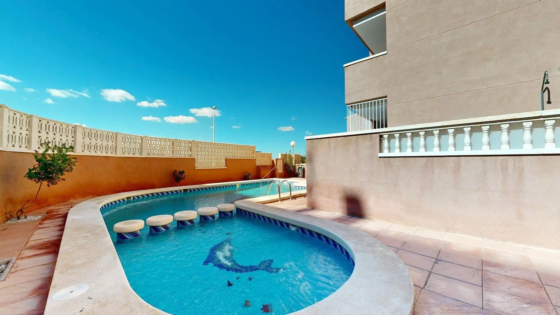 Schwimmbecken von Wohnungen zum Verkauf in Elche / Elx mit Klimaanlage, Terrasse und Möbliert