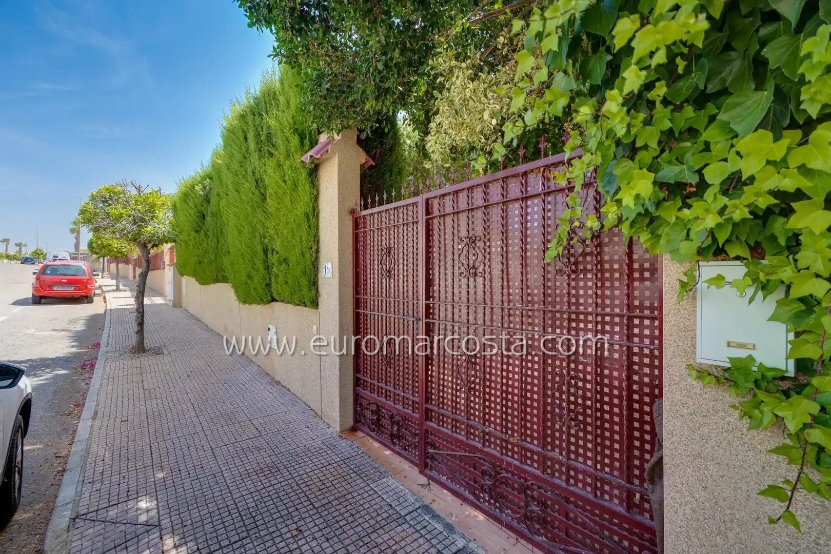 Chalet con piscina en venta en Calle José Carreras