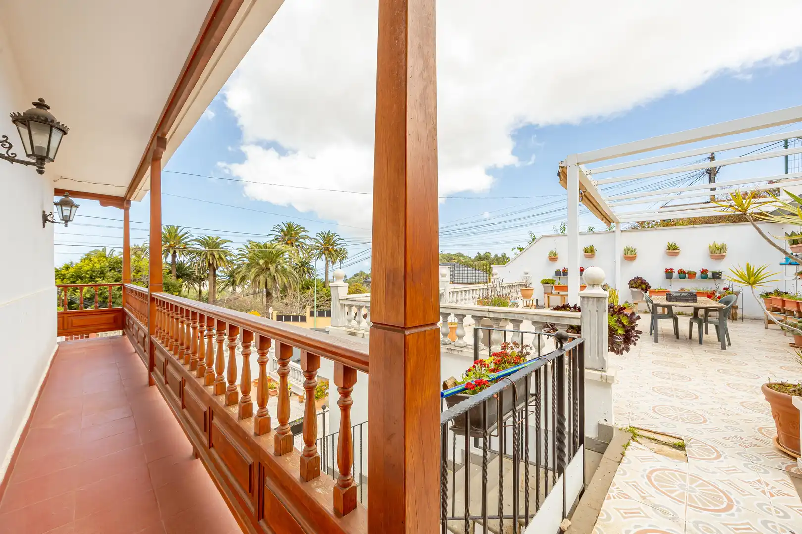 Vista exterior de Casa o xalet en venda en Las Palmas de Gran Canaria amb Aire condicionat, Jardí privat i Terrassa