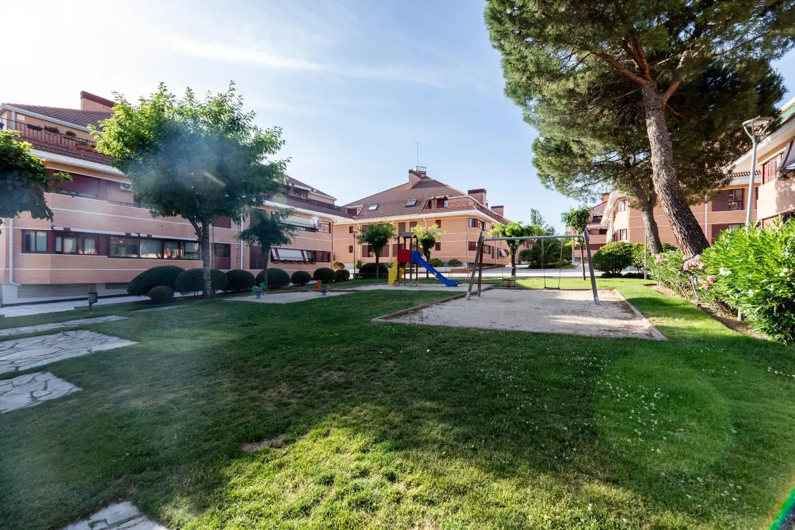 Vista exterior de Ático en venta en Las Rozas de Madrid con Aire acondicionado, Calefacción y Jardín privado