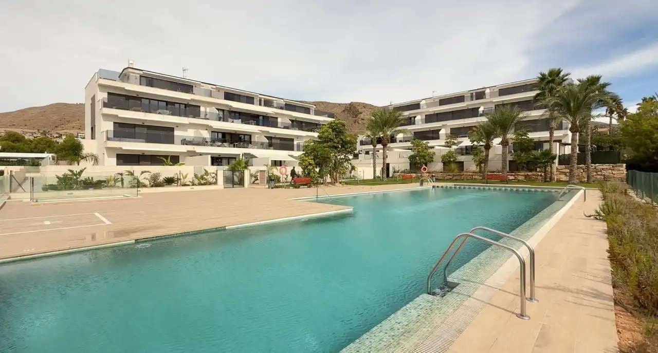 Dúplex amb piscina en venda a Golf Bahía, imagen 2