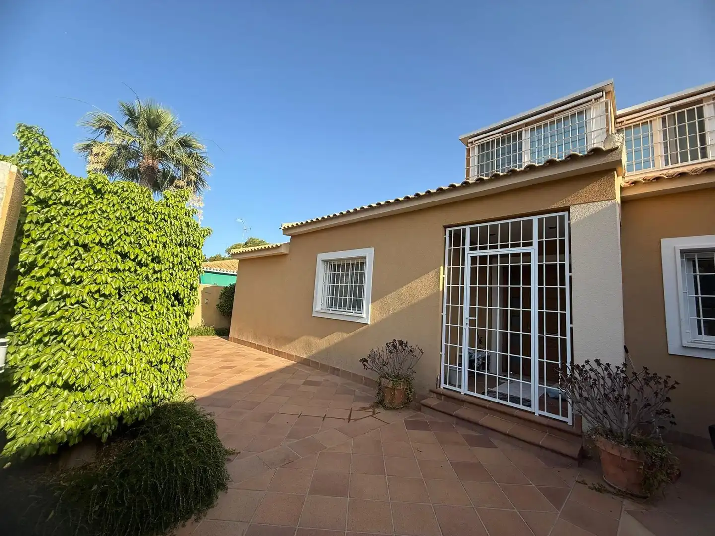 Vista exterior de Finca rústica en venda en Orihuela amb Jardí privat, Piscina i Piscina comunitària