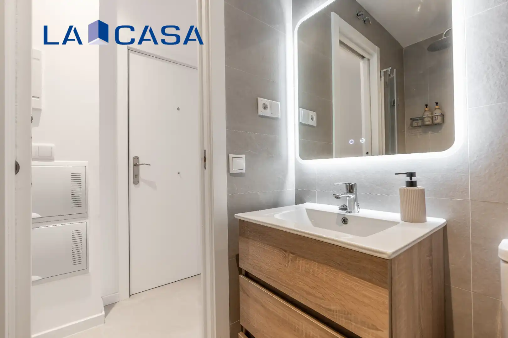 Bathroom of Flat for sale in Madrid
