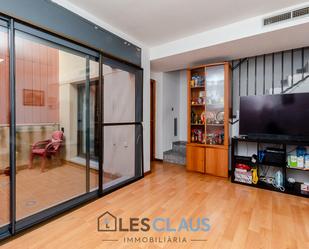 Exterior view of Duplex for sale in L'Hospitalet de Llobregat  with Air Conditioner, Terrace and Furnished