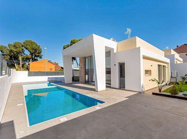 Chalet con piscina en venta en Los Balcones - Los Altos