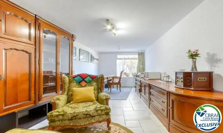 Sala d'estar de Finca rústica en venda en Roses amb Calefacció, Jardí privat i Traster