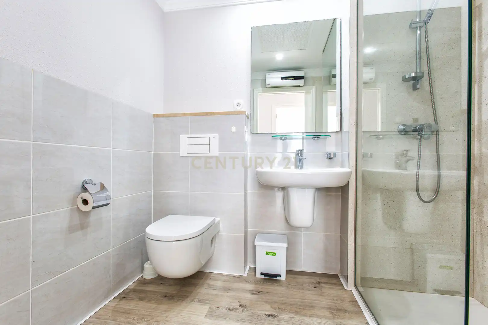 Badezimmer von Einfamilien-Reihenhaus zum Verkauf in Oliva mit Klimaanlage, Privatgarten und Ofen