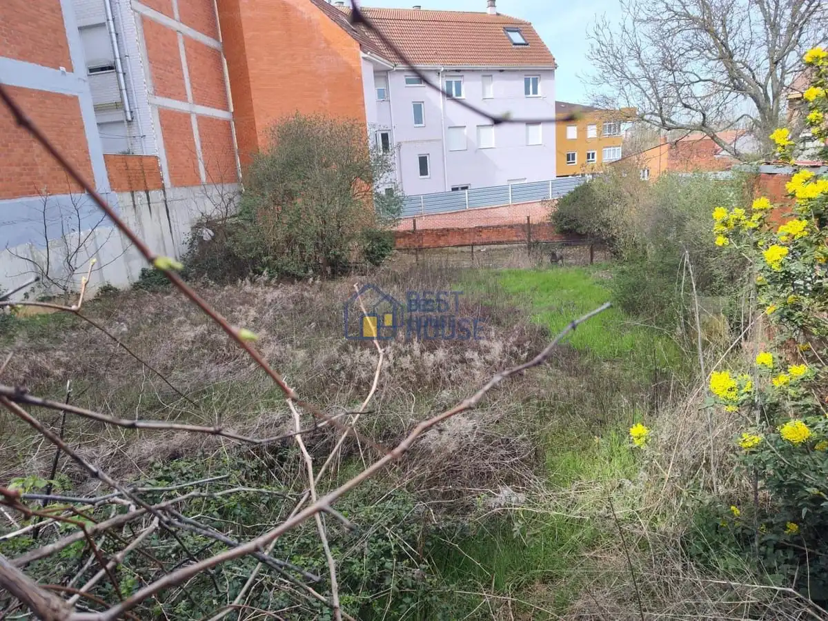 Casa o xalet en venda en León Capital  amb Calefacció, Jardí privat i Parquet