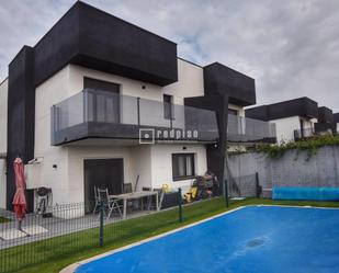 Vista exterior de Casa o xalet en venda en Valdemoro amb Aire condicionat, Terrassa i Piscina