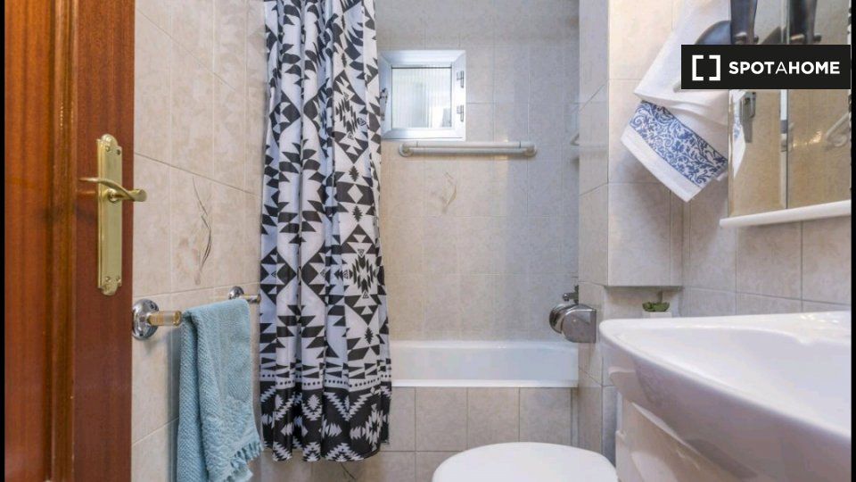 Baño de Piso de alquiler en  Madrid Capital con Aire acondicionado, Calefacción y Amueblado
