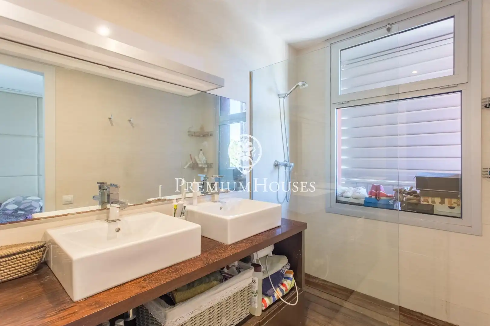 Badezimmer von Einfamilien-Reihenhaus zum Verkauf in Sant Pol de Mar mit Klimaanlage, Heizung und Parkett