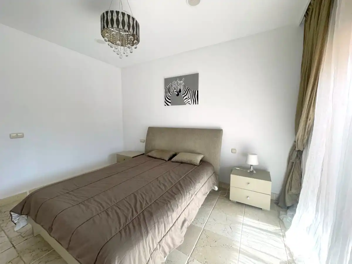 Dormitori de Apartament de lloguer en Estepona amb Aire condicionat, Terrassa i Moblat