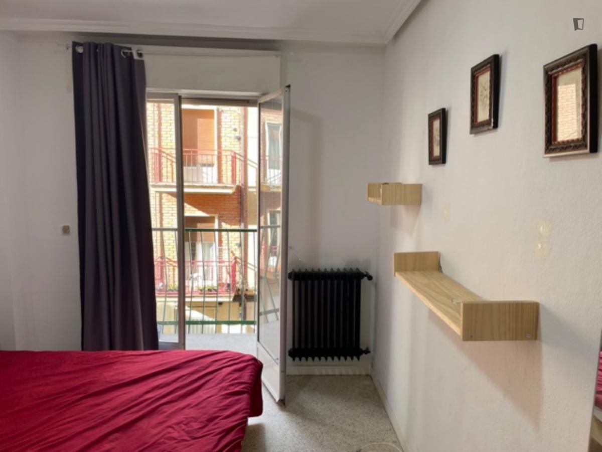 Apartment to share in Salesas