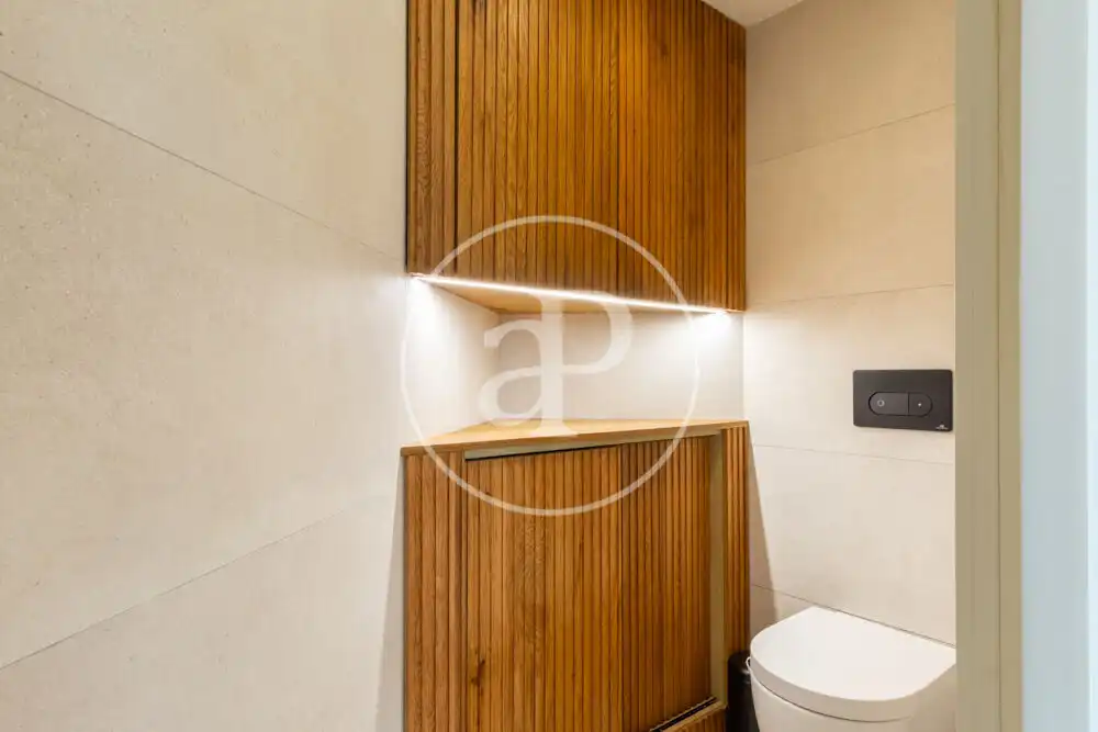 Bathroom of Flat for rent in Valencia  with Air Conditioner, Heating and Terrace