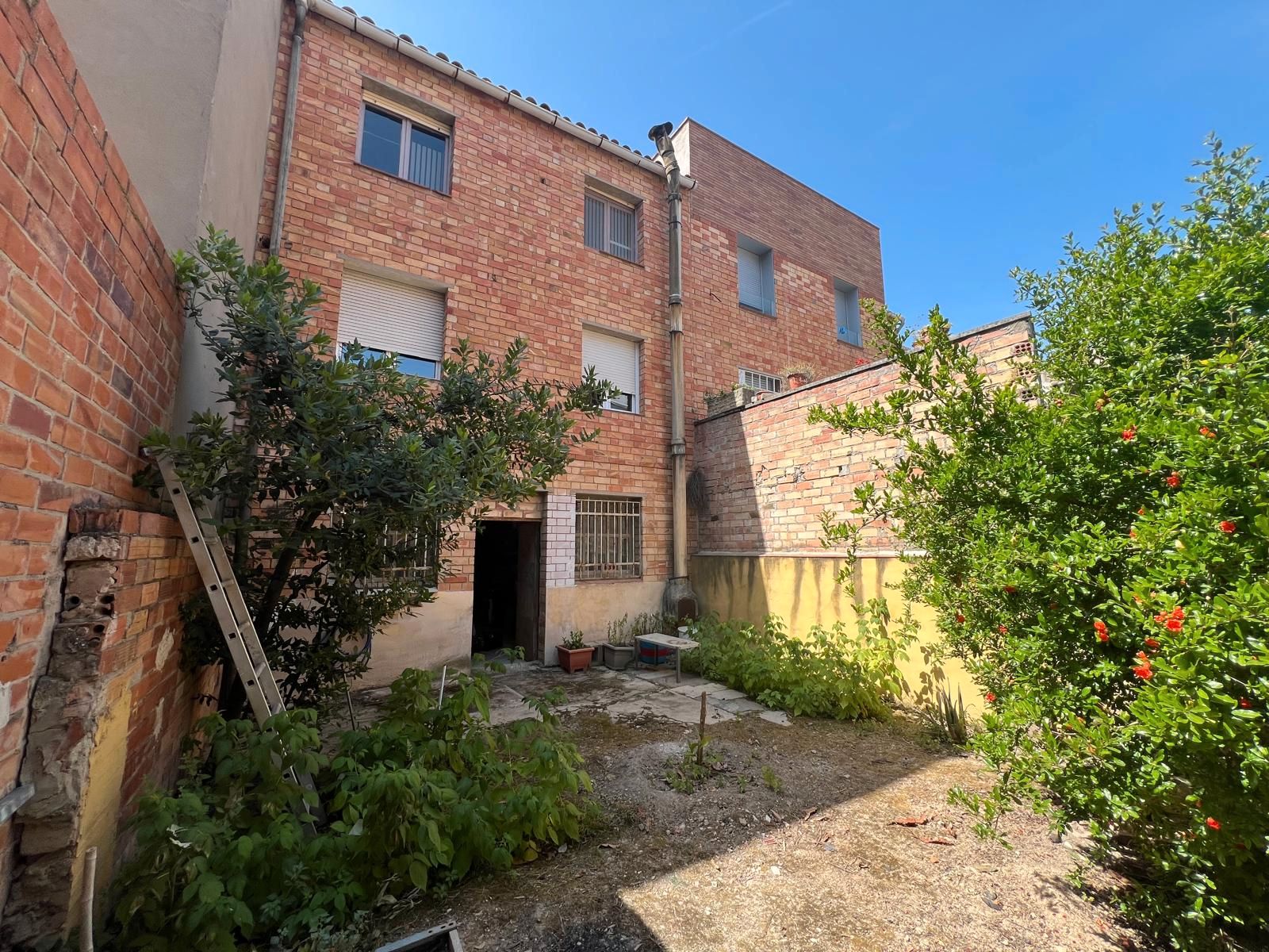 Vista exterior de Casa o xalet en venda en Igualada amb Jardí privat, Terrassa i Forn