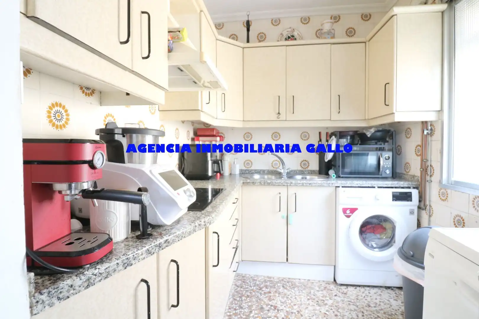Kitchen of Flat for sale in Sevilla  with Air Conditioner and Storage room
