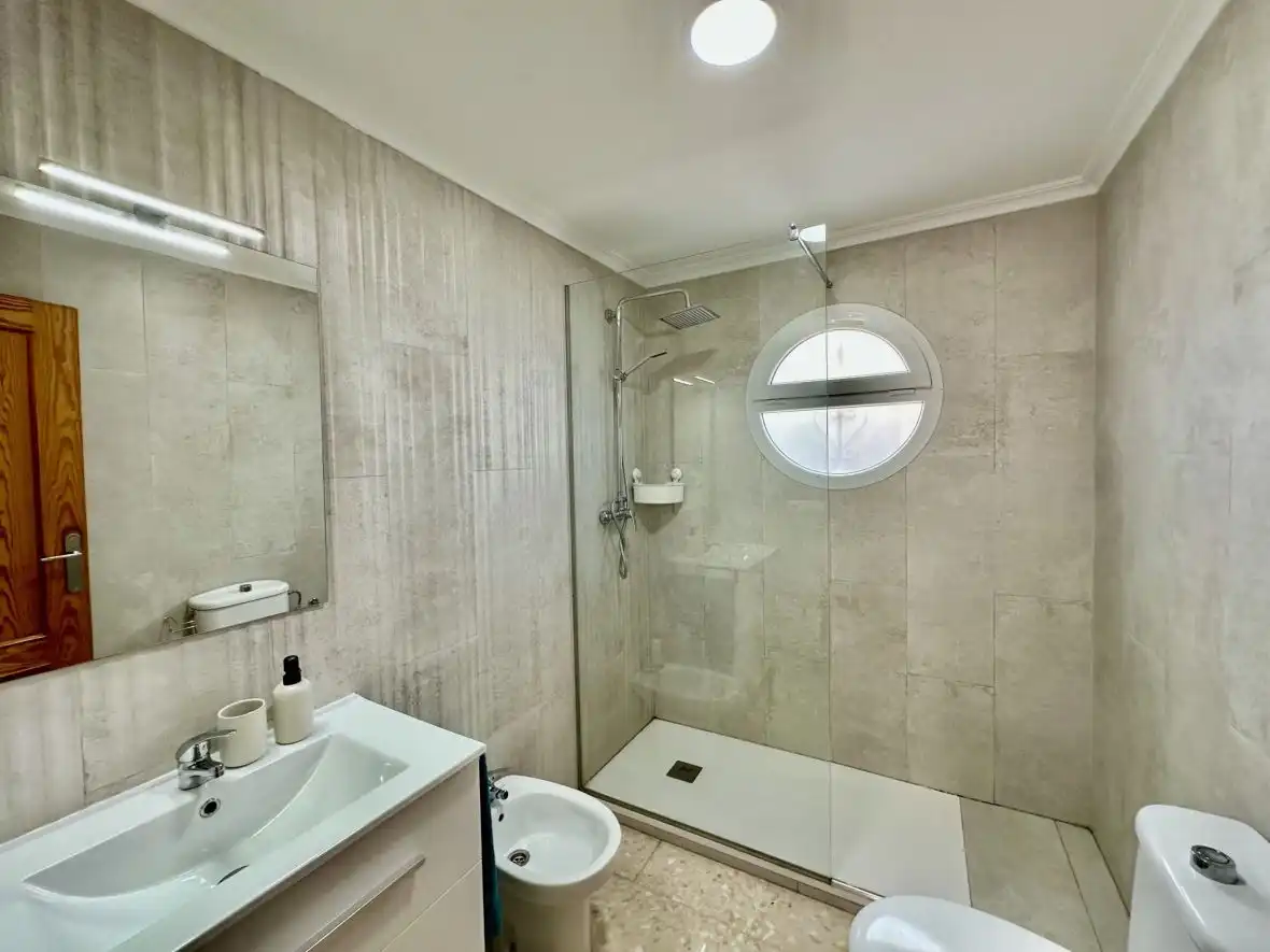 Baño de Apartamento en venta en Elche / Elx con Calefacción, Terraza y Piscina
