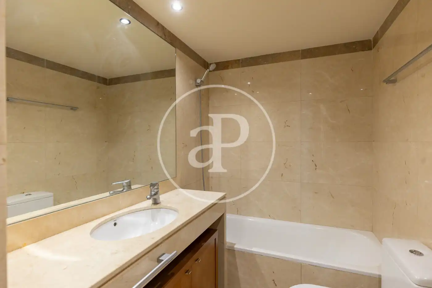 Baño de Piso en venta en Barcelona con Aire acondicionado, Calefacción y Jardín privado