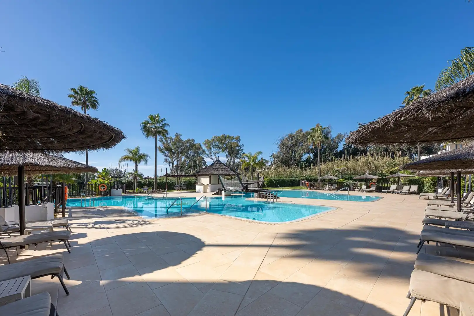 Piscina de Àtic en venda en Estepona amb Aire condicionat, Calefacció i Jardí privat