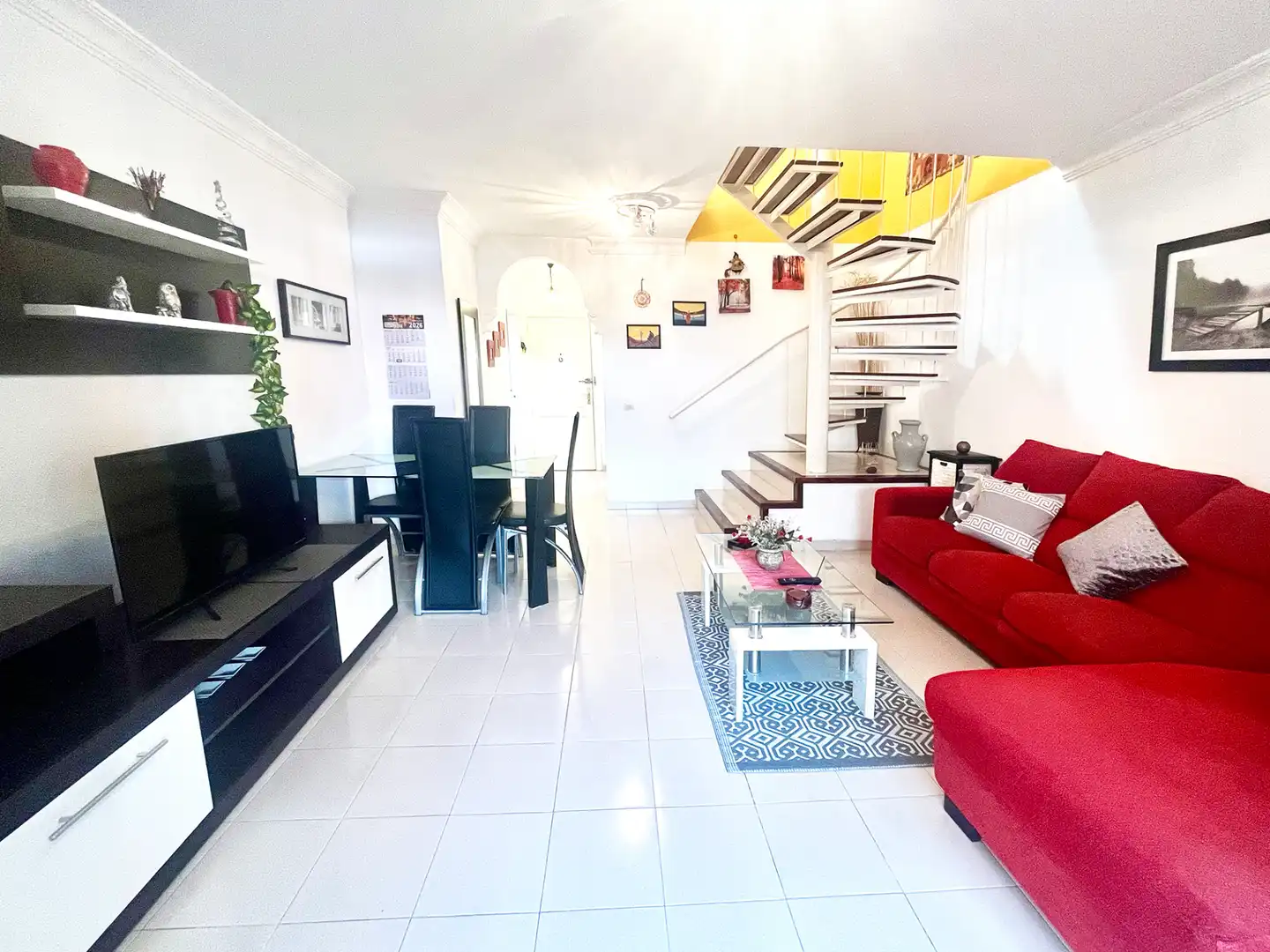 Sala d'estar de Casa adosada en venda en Granadilla de Abona amb Aire condicionat, Moblat i Piscina comunitària