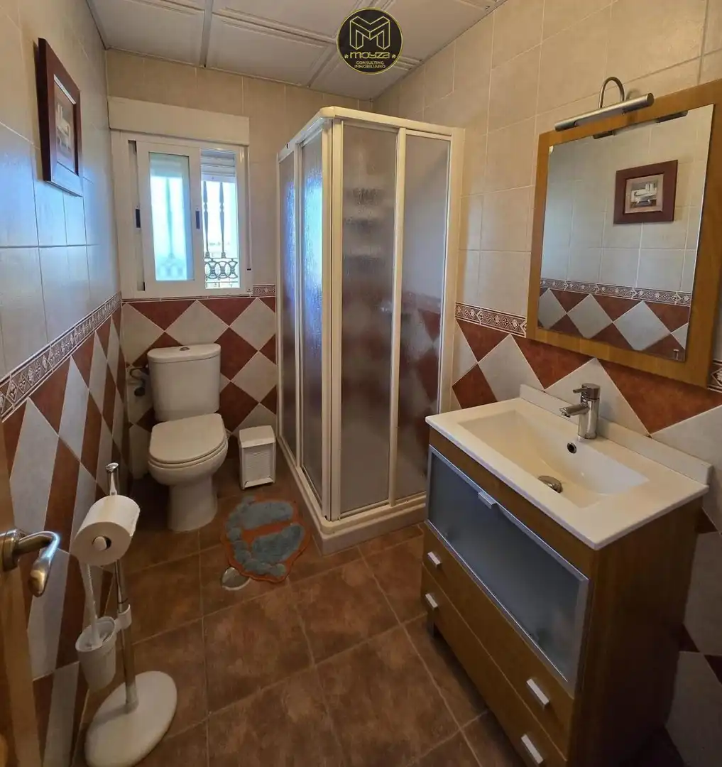 Bany de Casa o xalet en venda en Jaén amb Aire condicionat, Traster i Piscina