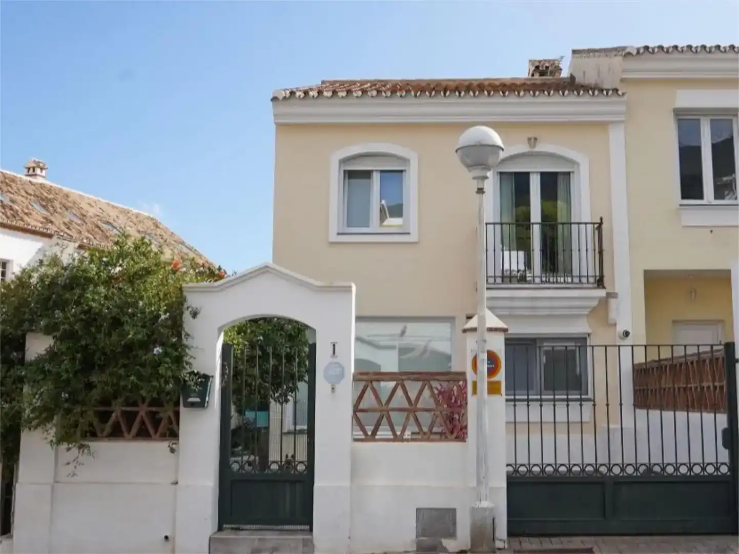 Vista exterior de Casa adosada en venda en Benalmádena amb Aire condicionat i Piscina