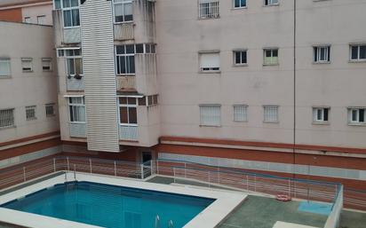 Swimming pool of Flat for sale in  Sevilla Capital  with Storage room, Swimming Pool and Balcony