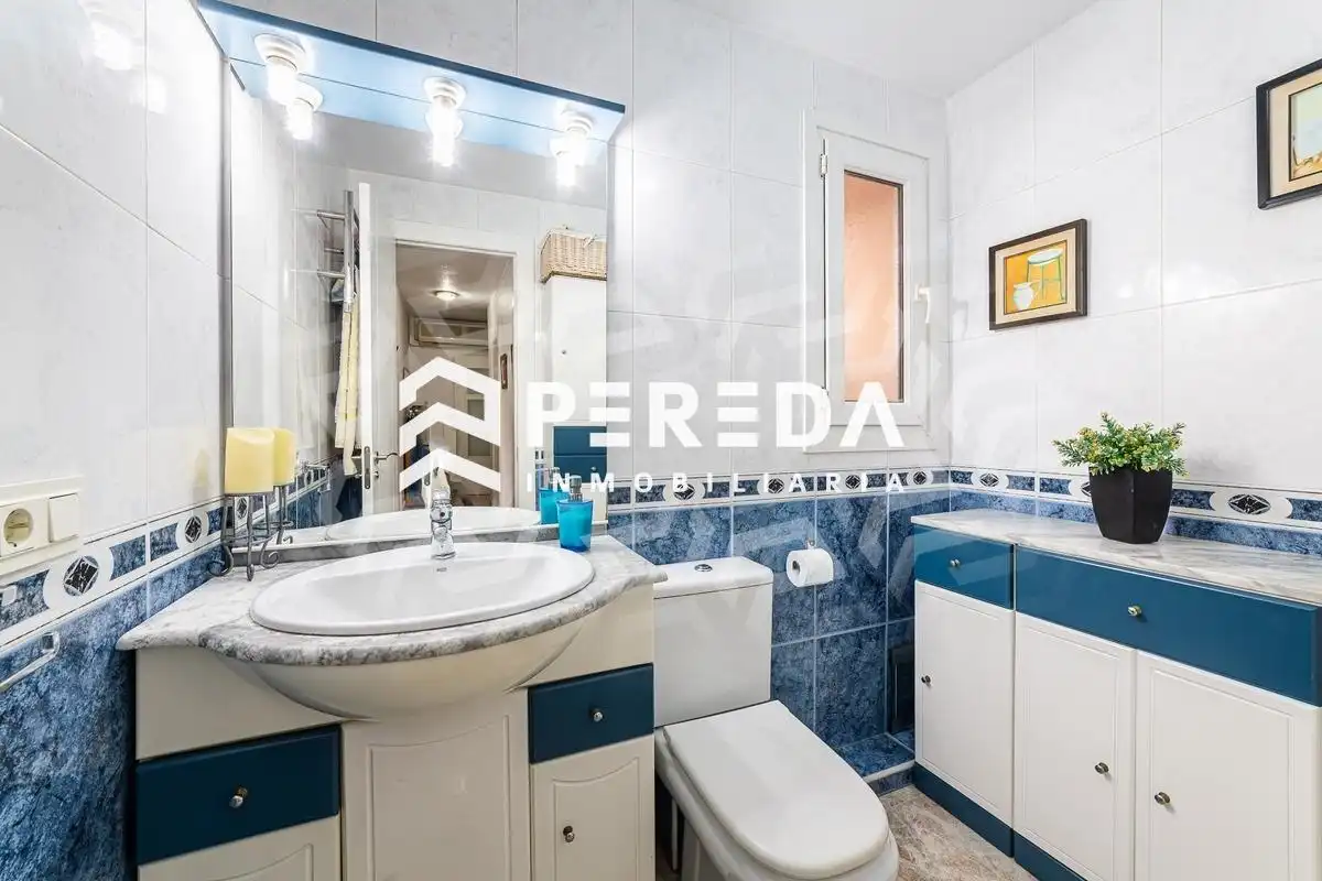 Baño de Piso en venta en Roquetas de Mar con Jardín privado, Terraza y Balcón